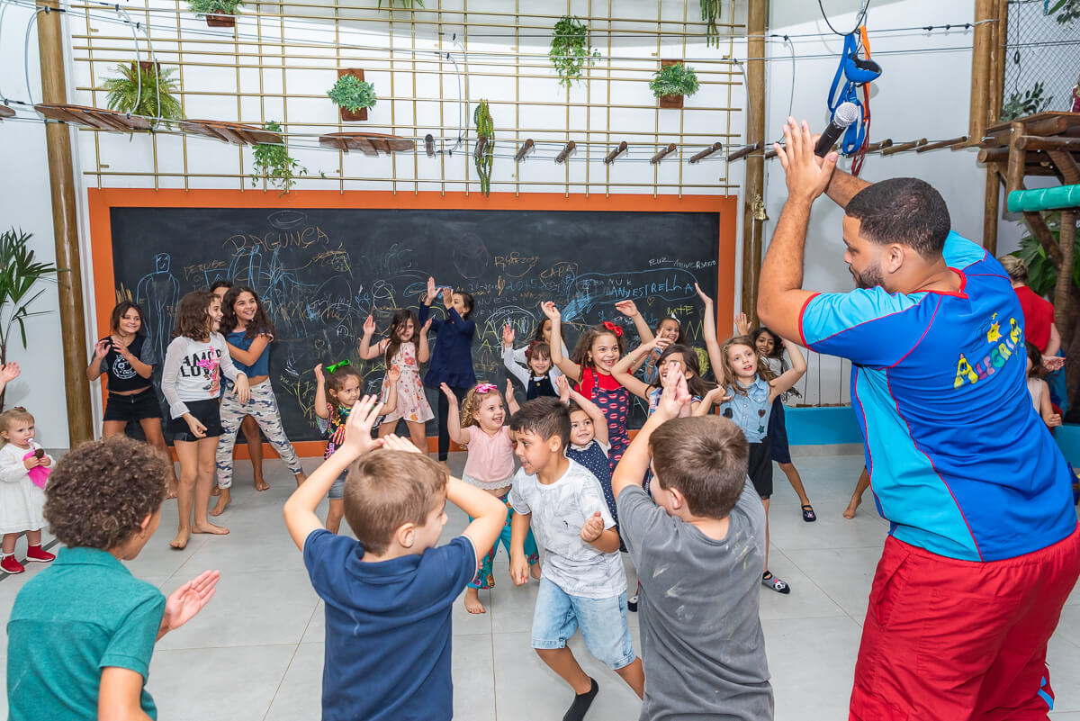 Criançada se divertindo muito durante a recreação da Casa em Festa Buffet, no aniversário da Manu, pela fotógrafa Fabiana Bomfim.