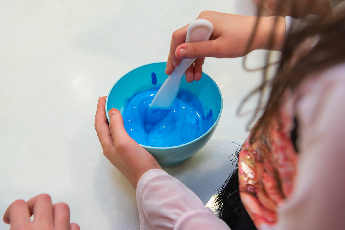 Gabi e seus amigos fazendo o próprio slime durante seu aniversário de 7 anos, pela fotógrafa Fabiana Bomfim
