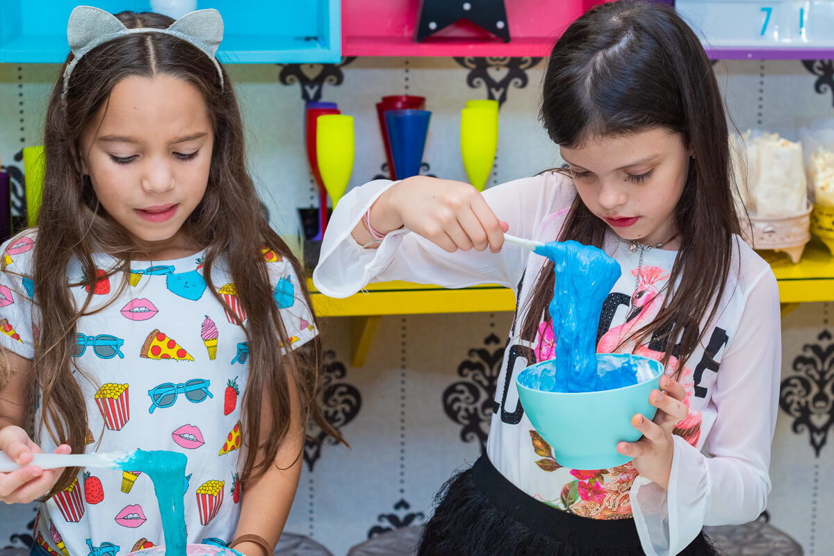 Gabi e seus amigos fazendo o próprio slime durante seu aniversário de 7 anos, pela fotógrafa Fabiana Bomfim
