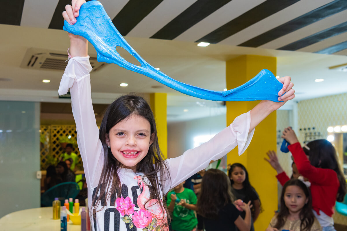 Gabi e seus amigos fazendo o próprio slime durante seu aniversário de 7 anos, pela fotógrafa Fabiana Bomfim