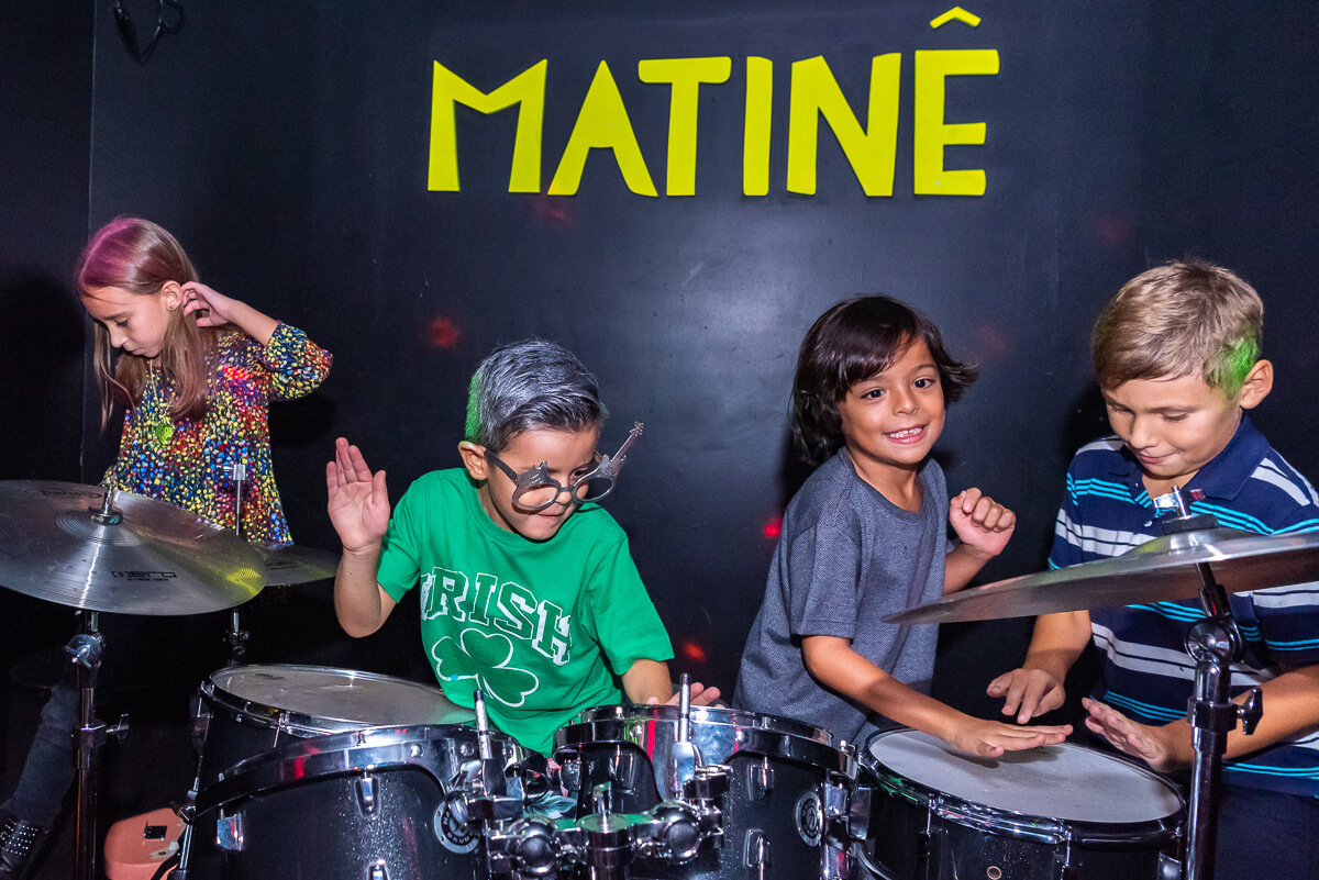 A criançada se divertindo muito na matinê do Espaço Aldeia Matinê, pela fotógrafa Fabiana Bomfim.