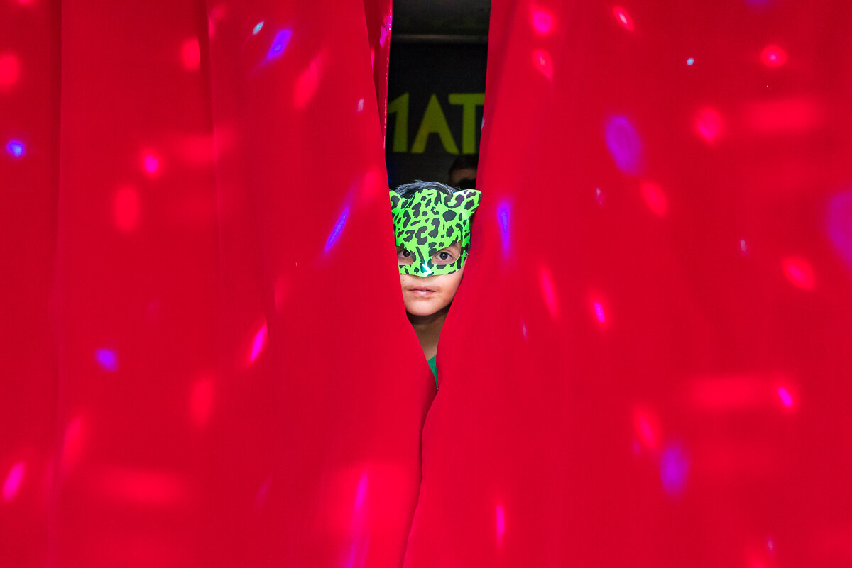 A criançada se divertindo muito na matinê do Espaço Aldeia Matinê, pela fotógrafa Fabiana Bomfim.