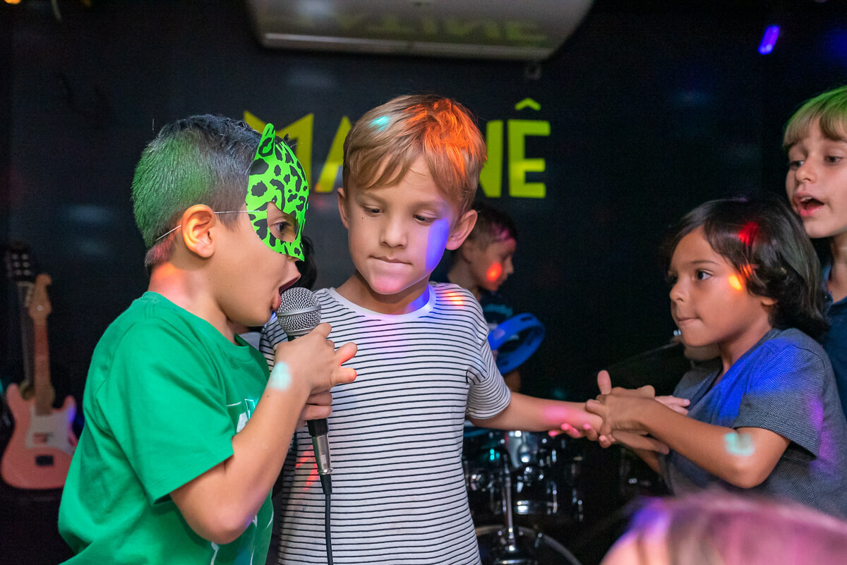 A criançada se divertindo muito na matinê do Espaço Aldeia Matinê, pela fotógrafa Fabiana Bomfim.