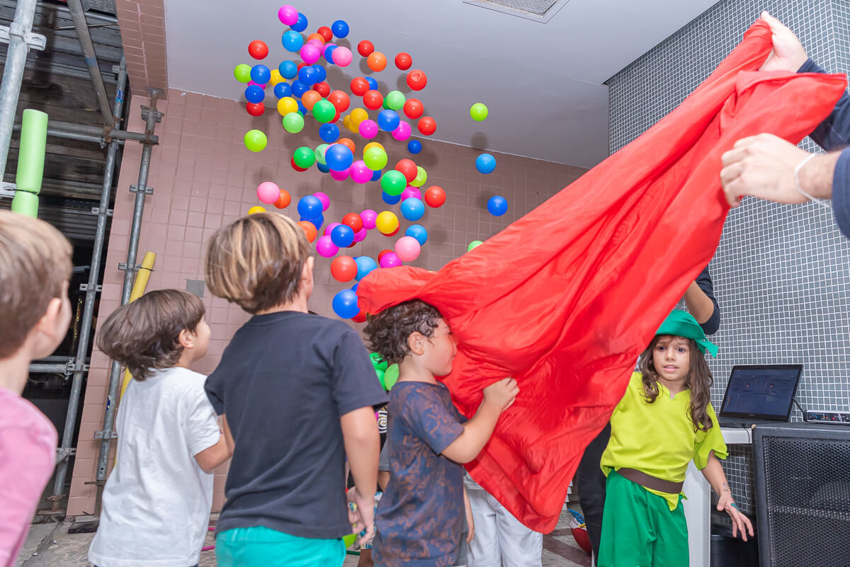 A equipe da Natos Animação fazendo a alegria da criançada na festa de 5 anos da Catarina, pela fotógrafa Fabiana Bomfim