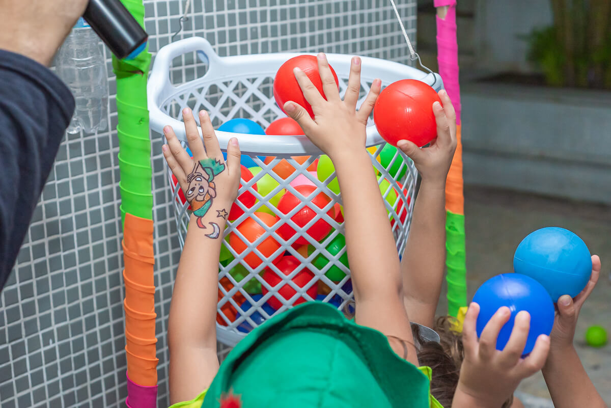 A equipe da Natos Animação fazendo a alegria da criançada na festa de 5 anos da Catarina, pela fotógrafa Fabiana Bomfim