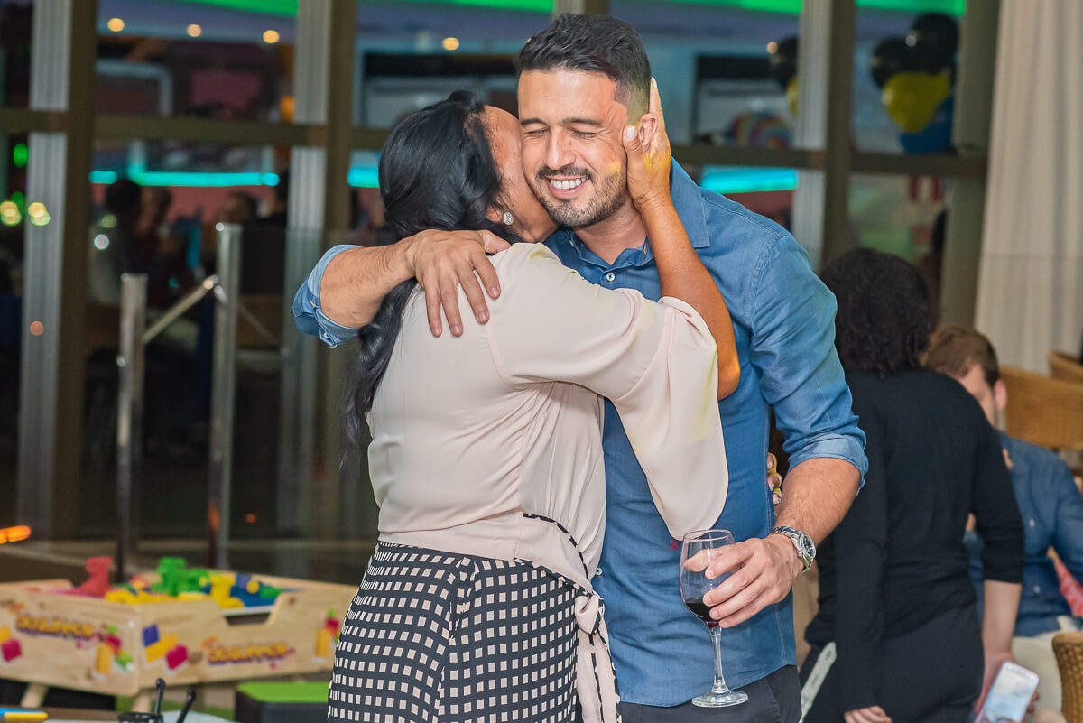 Edilson Mendes, lateral direito do Cruzeiro recebendo o carinho de sua mãe, na festa de 2 anos do Joaquim, pela fotógrafa Fabiana Bomfim.