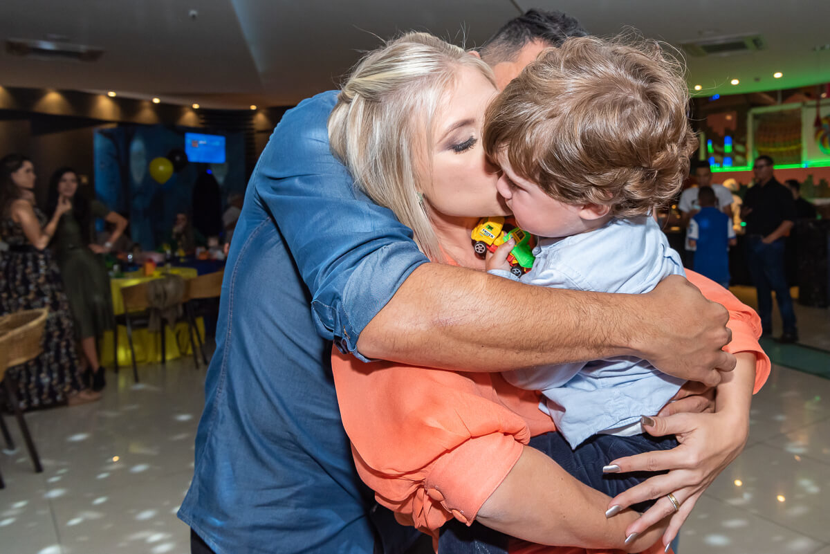 Carol Seleprim e Edilson Mendes, lateral direito do Cruzeiro, comemorando os 2 anos do seu filho Joaquim, pela fotógrafa Fabiana Bomfim.