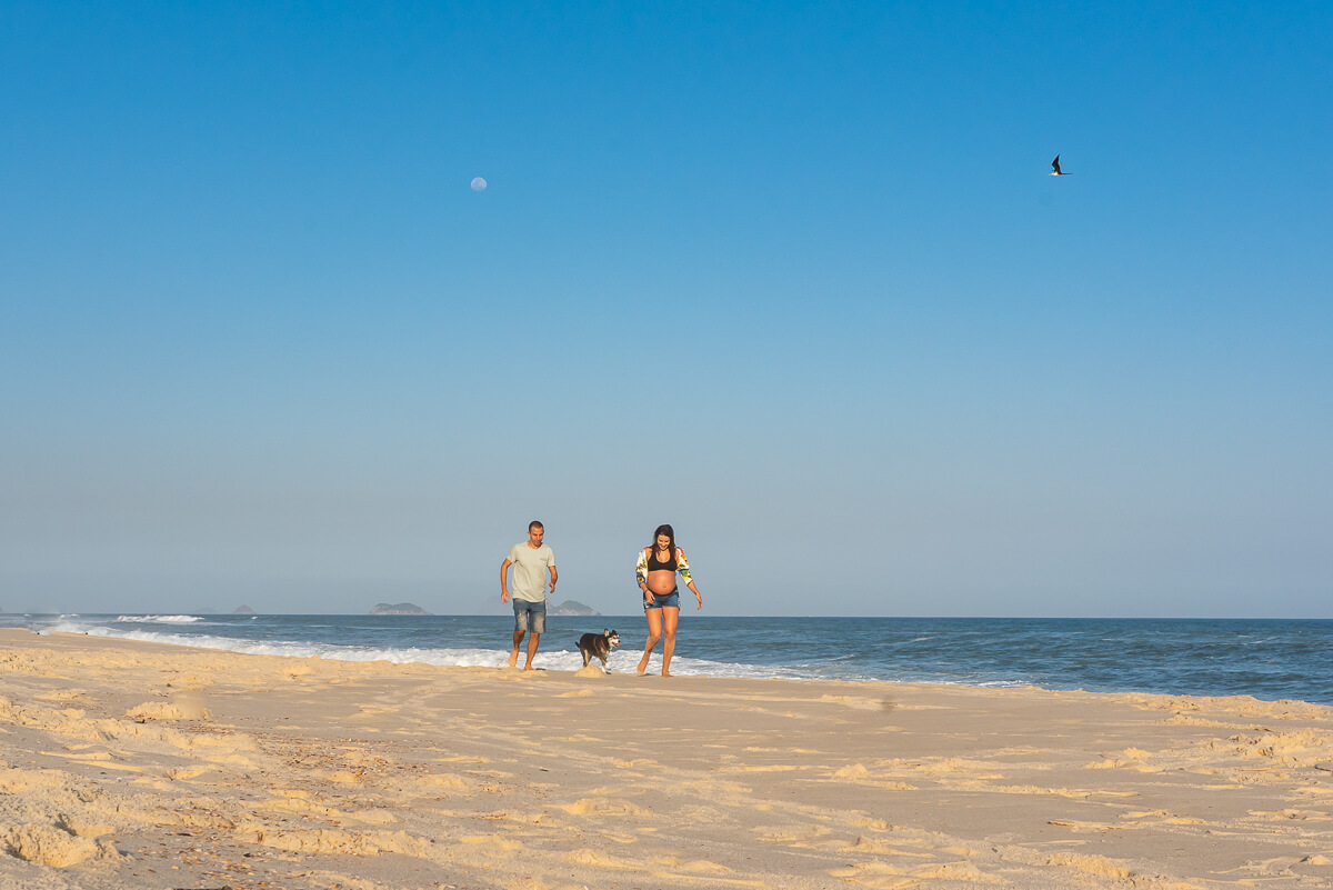Ensaio da Mano, Rafa e Rebeka na praia da Reserva, RJ, à espera da Clara.