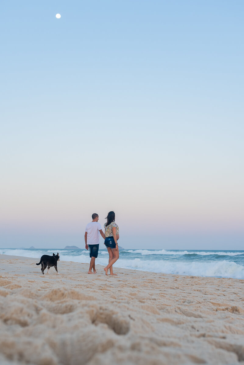 Ensaio da Mano, Rafa e Rebeka na praia da Reserva, RJ, à espera da Clara.