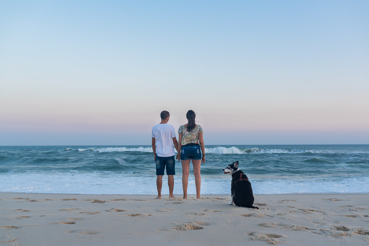 Ensaio da Mano, Rafa e Rebeka na praia da Reserva, RJ, à espera da Clara.