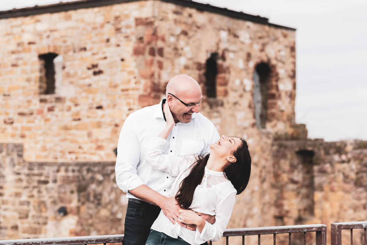 Momento risada e diversão durante o ensaio de pre wedding dos queridos Alice e Steffen nas ruínas do castelo Hohenrechberg, na cidade de Schwäbisch Gmünd, na Alemanha, pela fotógrafa Fabiana Bomfim