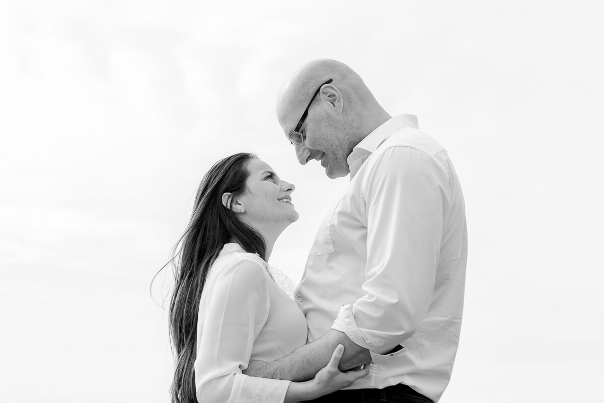 Alice e Steffen durante o ensaio de pre wedding nas ruínas do castelo Hohenrechberg, na cidade de Schwäbisch Gmünd, na Alemanha, pela fotógrafa Fabiana Bomfim