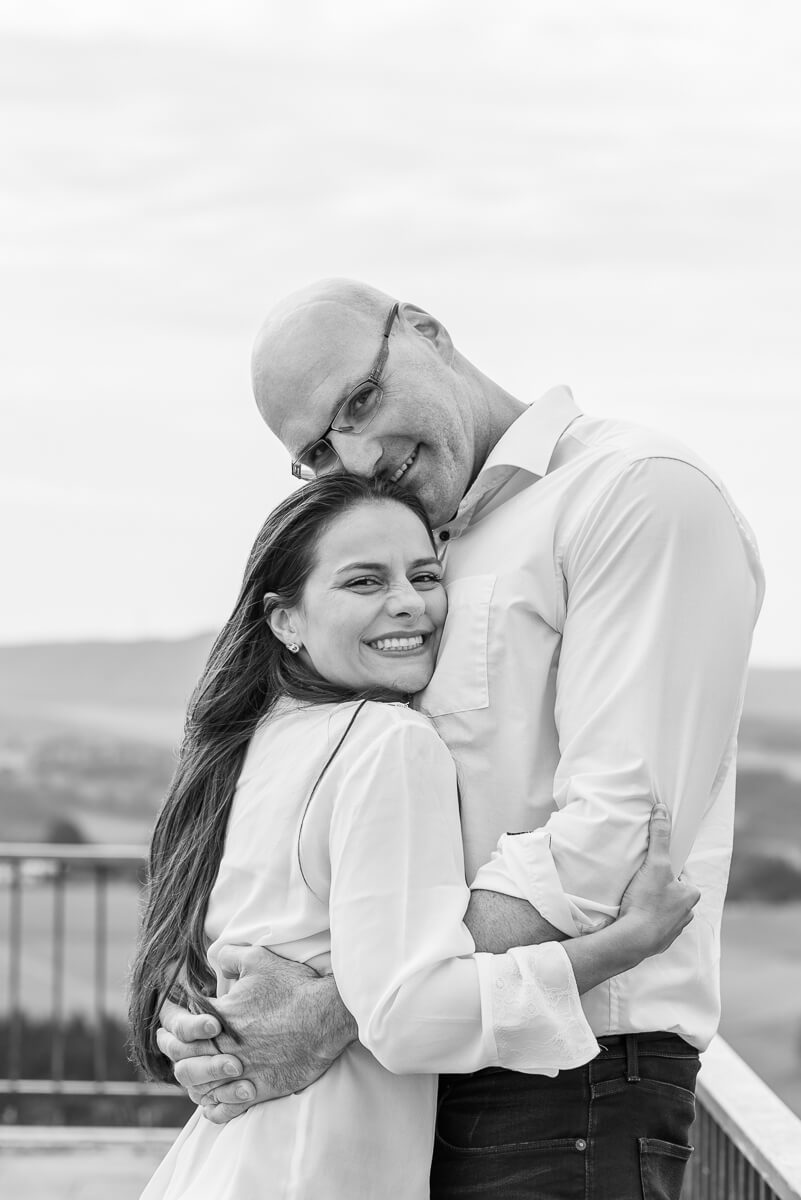 Alice e Steffen durante o ensaio de pre wedding nas ruínas do castelo Hohenrechberg, na cidade de Schwäbisch Gmünd, na Alemanha, pela fotógrafa Fabiana Bomfim