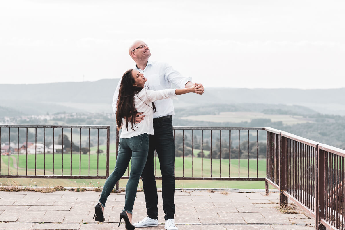 Momento risada e diversão durante o ensaio de pre wedding dos queridos Alice e Steffen nas ruínas do castelo Hohenrechberg, na cidade de Schwäbisch Gmünd, na Alemanha, pela fotógrafa Fabiana Bomfim