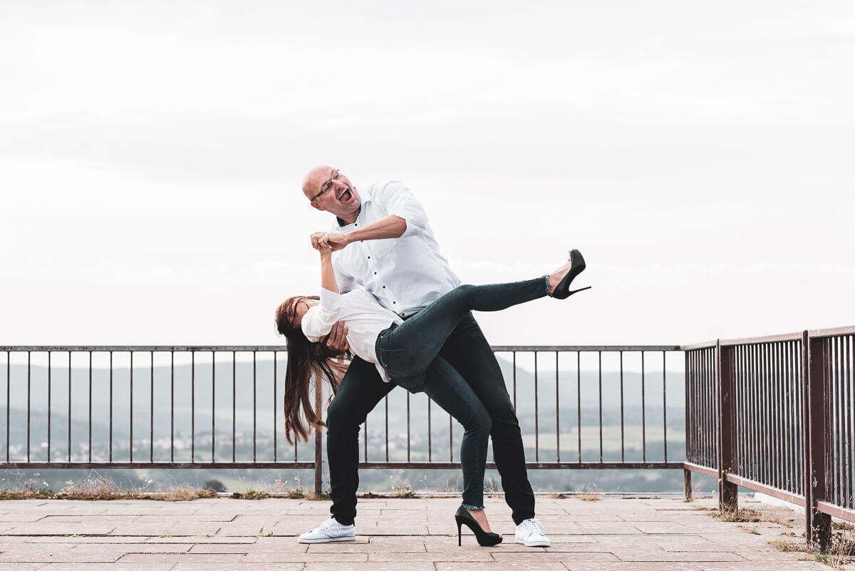 Momento risada e diversão durante o ensaio de pre wedding dos queridos Alice e Steffen nas ruínas do castelo Hohenrechberg, na cidade de Schwäbisch Gmünd, na Alemanha, pela fotógrafa Fabiana Bomfim