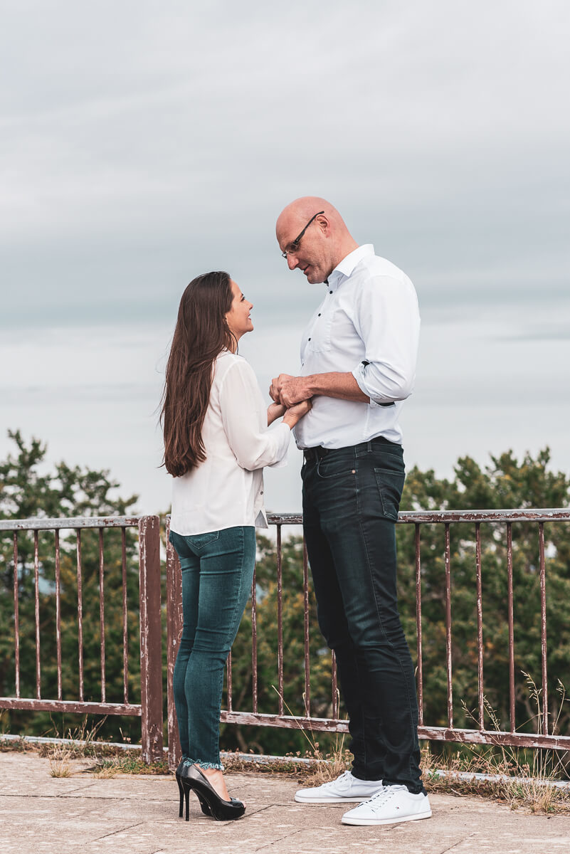 Votos do casal Alice e Steffen durante o ensaio de pre wedding nas ruínas do castelo Hohenrechberg, na cidade de Schwäbisch Gmünd, na Alemanha, pela fotógrafa Fabiana Bomfim