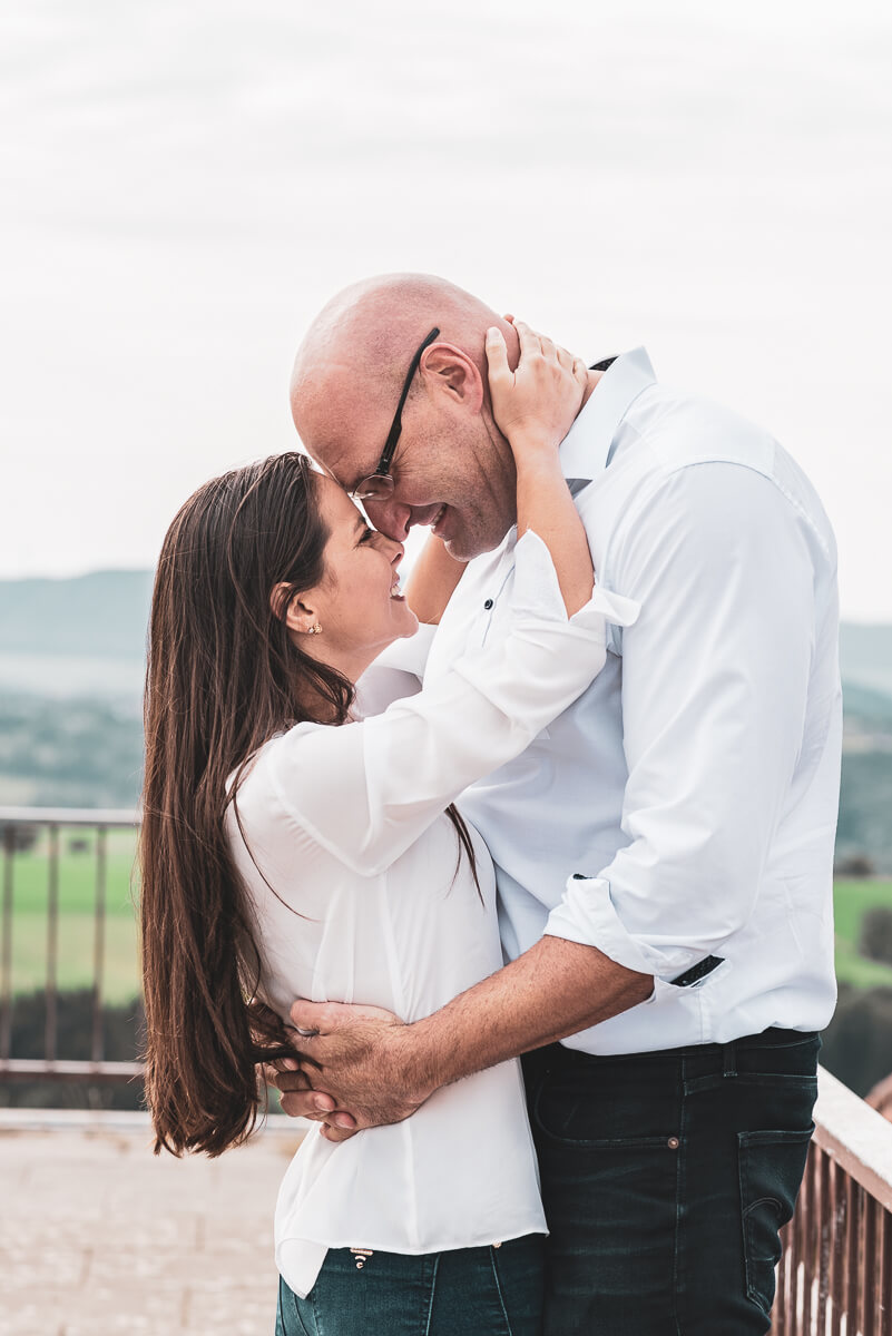 Alice e Steffen durante o ensaio de pre wedding nas ruínas do castelo Hohenrechberg, na cidade de Schwäbisch Gmünd, na Alemanha, pela fotógrafa Fabiana Bomfim