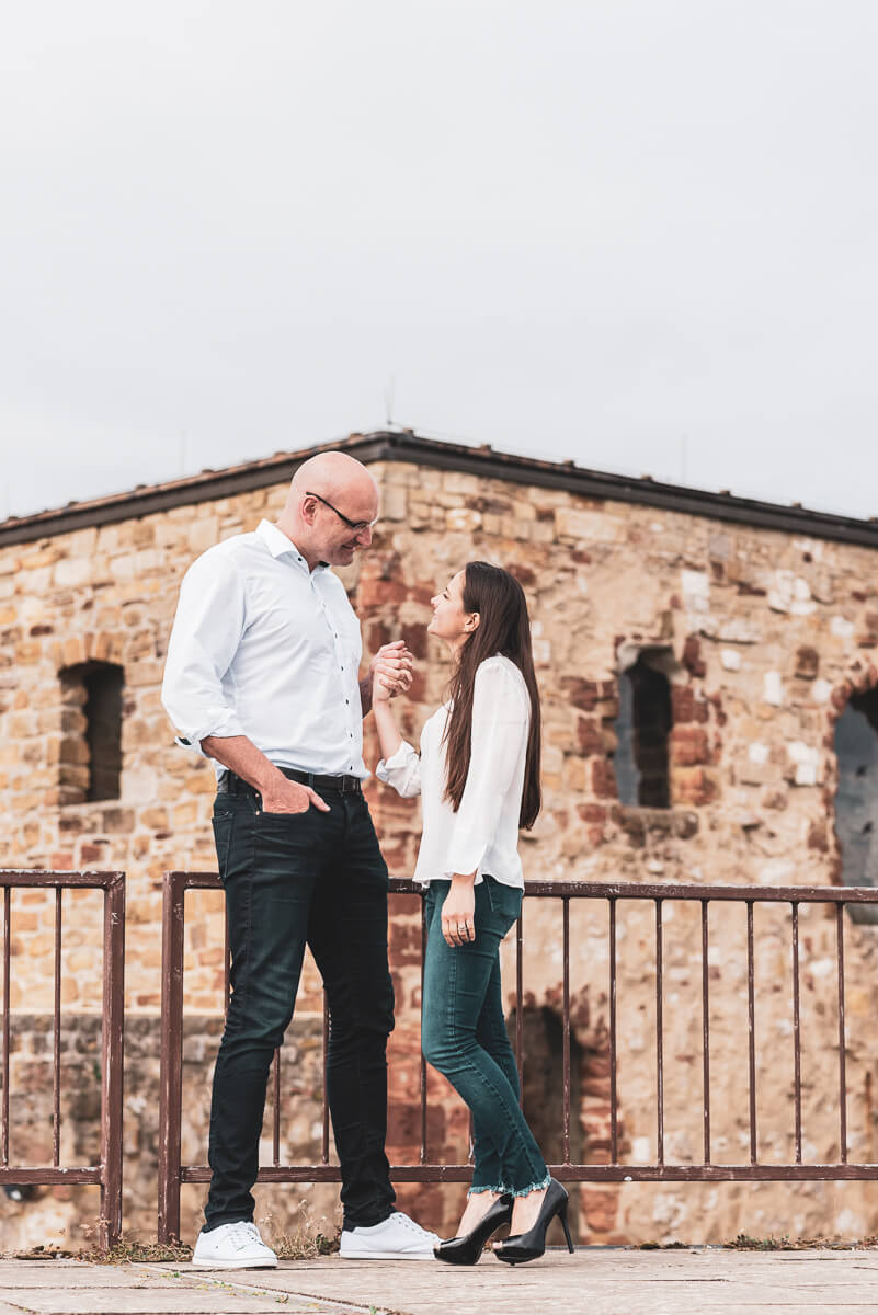 Alice e Steffen durante o ensaio de pre wedding nas ruínas do castelo Hohenrechberg, na cidade de Schwäbisch Gmünd, na Alemanha, pela fotógrafa Fabiana Bomfim