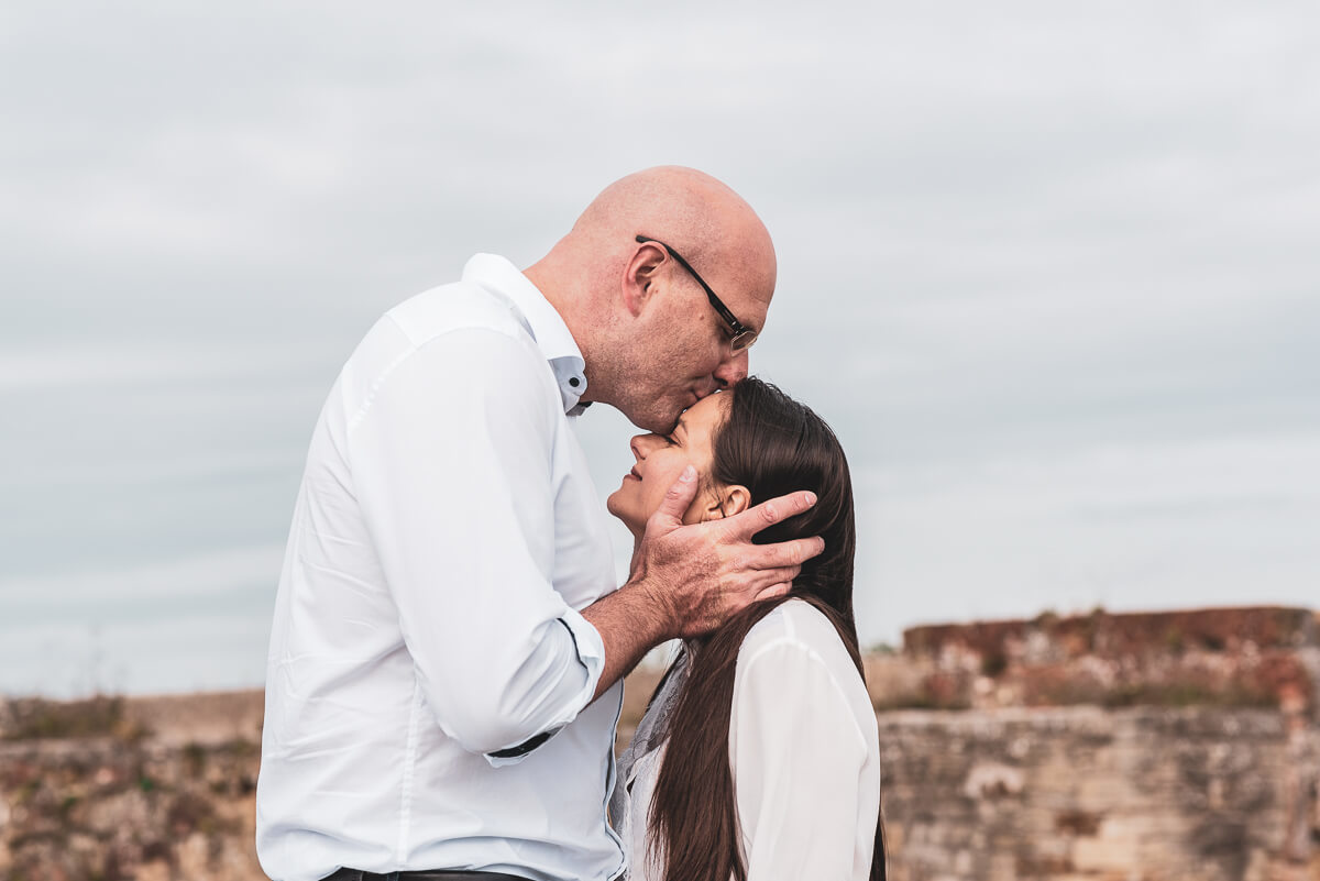 Alice e Steffen durante o ensaio de pre wedding nas ruínas do castelo Hohenrechberg, na cidade de Schwäbisch Gmünd, na Alemanha, pela fotógrafa Fabiana Bomfim