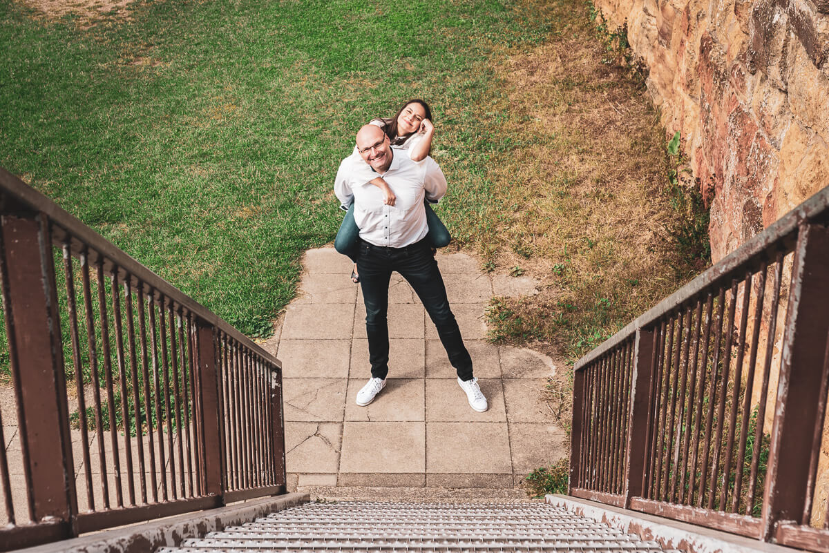 Momento risada e diversão durante o ensaio de pre wedding dos queridos Alice e Steffen nas ruínas do castelo Hohenrechberg, na cidade de Schwäbisch Gmünd, na Alemanha, pela fotógrafa Fabiana Bomfim