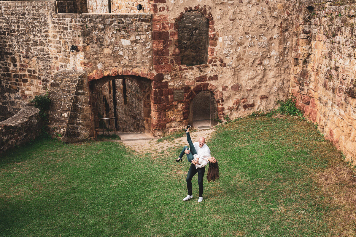 Momento risada e diversão durante o ensaio de pre wedding dos queridos Alice e Steffen nas ruínas do castelo Hohenrechberg, na cidade de Schwäbisch Gmünd, na Alemanha, pela fotógrafa Fabiana Bomfim