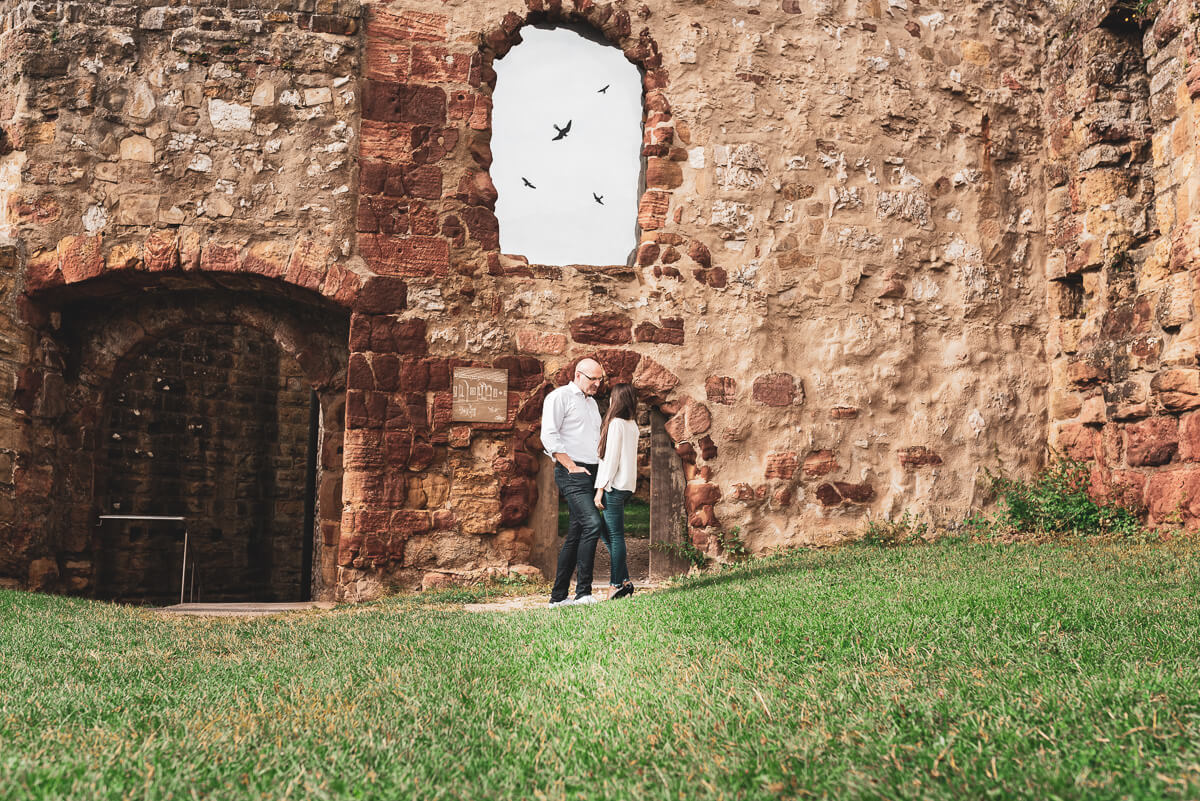 Alice e Steffen durante o ensaio de pre wedding nas ruínas do castelo Hohenrechberg, na cidade de Schwäbisch Gmünd, na Alemanha, pela fotógrafa Fabiana Bomfim