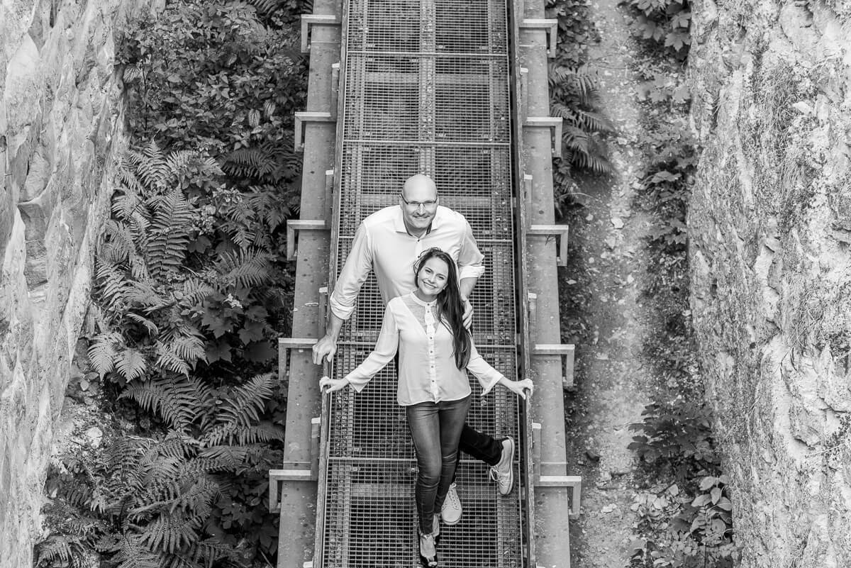Alice e Steffen durante o ensaio de pre wedding nas ruínas do castelo Hohenrechberg, na cidade de Schwäbisch Gmünd, na Alemanha, pela fotógrafa Fabiana Bomfim