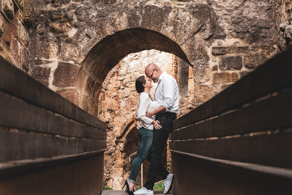 Alice e Steffen durante o ensaio de pre wedding nas ruínas do castelo Hohenrechberg, na cidade de Schwäbisch Gmünd, na Alemanha, pela fotógrafa Fabiana Bomfim