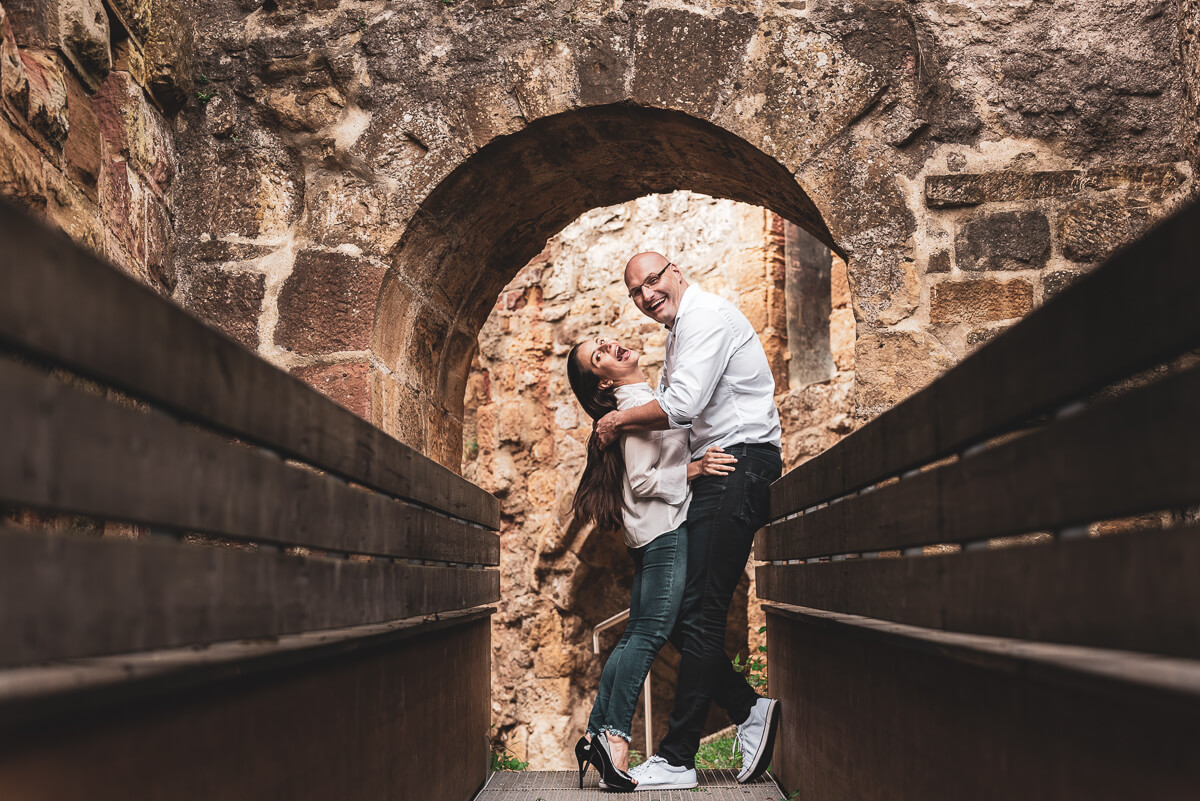 Momento risada e diversão durante o ensaio de pre wedding dos queridos Alice e Steffen nas ruínas do castelo Hohenrechberg, na cidade de Schwäbisch Gmünd, na Alemanha, pela fotógrafa Fabiana Bomfim