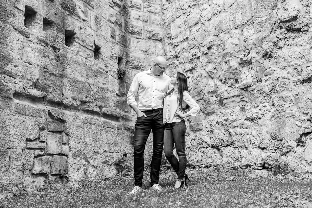 Alice e Steffen durante o ensaio de pre wedding nas ruínas do castelo Hohenrechberg, na cidade de Schwäbisch Gmünd, na Alemanha, pela fotógrafa Fabiana Bomfim