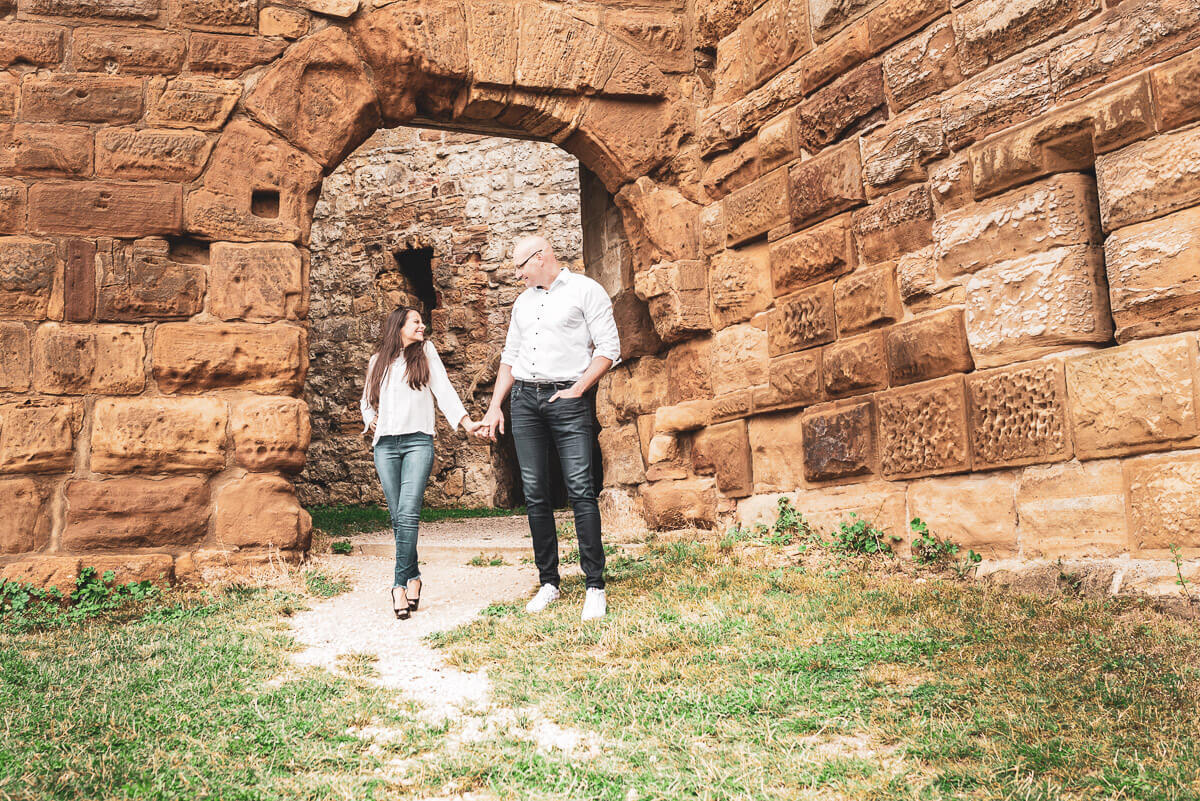 Alice e Steffen durante o ensaio de pre wedding nas ruínas do castelo Hohenrechberg, na cidade de Schwäbisch Gmünd, na Alemanha, pela fotógrafa Fabiana Bomfim