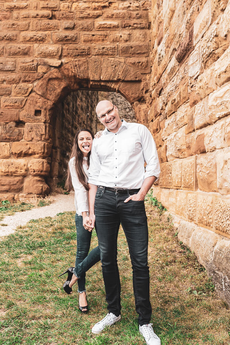 Momento risada e diversão durante o ensaio de pre wedding dos queridos Alice e Steffen nas ruínas do castelo Hohenrechberg, na cidade de Schwäbisch Gmünd, na Alemanha, pela fotógrafa Fabiana Bomfim
