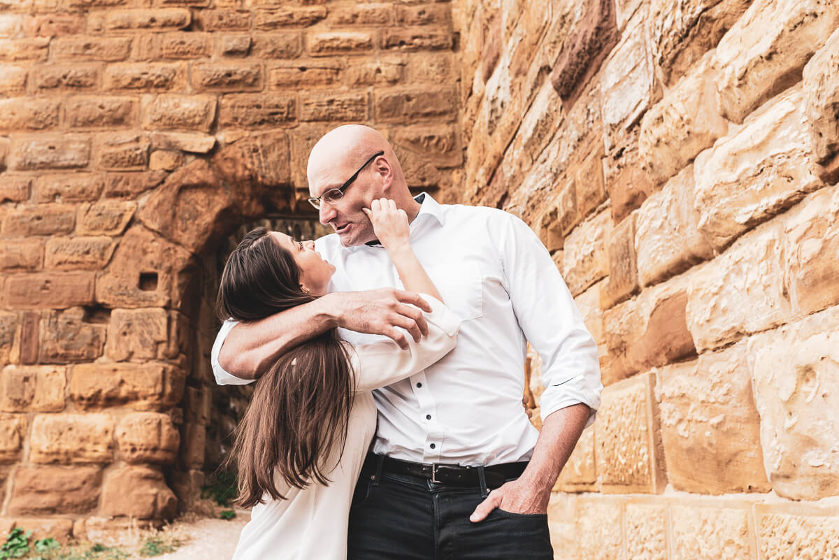 Momento risada e diversão durante o ensaio de pre wedding dos queridos Alice e Steffen nas ruínas do castelo Hohenrechberg, na cidade de Schwäbisch Gmünd, na Alemanha, pela fotógrafa Fabiana Bomfim