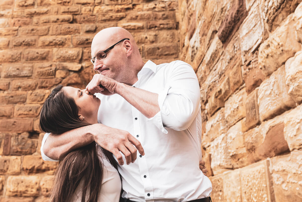Momento risada e diversão durante o ensaio de pre wedding dos queridos Alice e Steffen nas ruínas do castelo Hohenrechberg, na cidade de Schwäbisch Gmünd, na Alemanha, pela fotógrafa Fabiana Bomfim