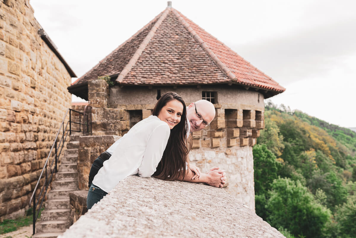 Alice e Steffen durante o ensaio de pre wedding nas ruínas do castelo Hohenrechberg, na cidade de Schwäbisch Gmünd, na Alemanha, pela fotógrafa Fabiana Bomfim
