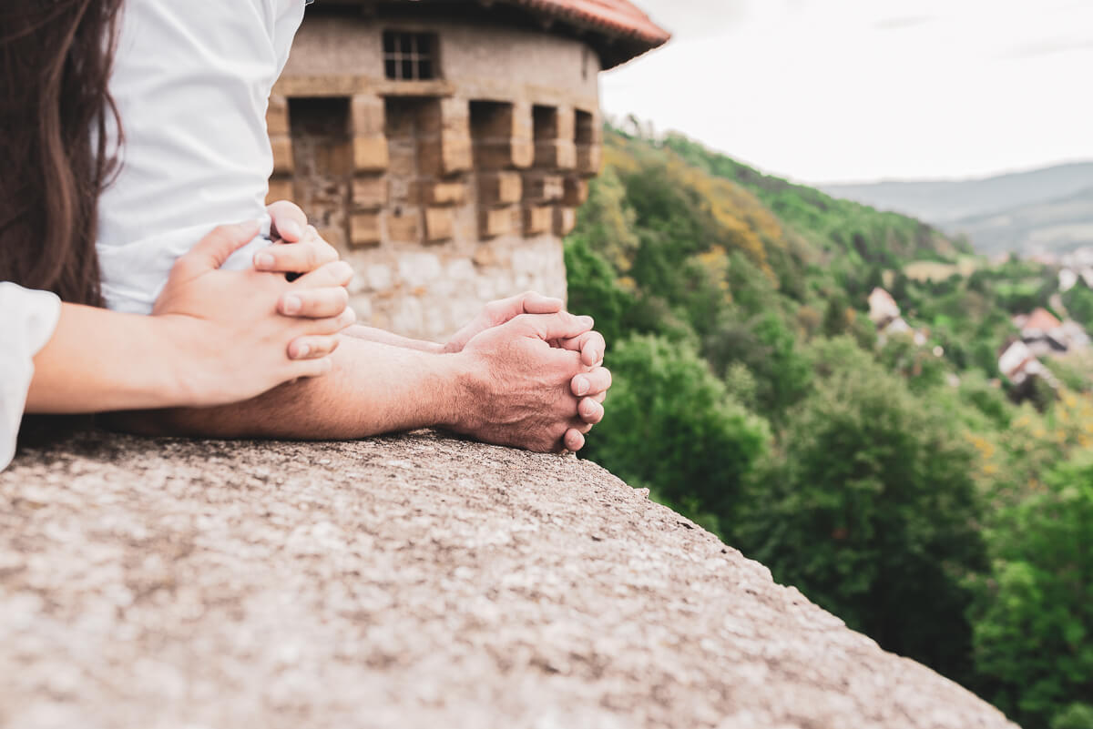 Alice e Steffen durante o ensaio de pre wedding nas ruínas do castelo Hohenrechberg, na cidade de Schwäbisch Gmünd, na Alemanha, pela fotógrafa Fabiana Bomfim