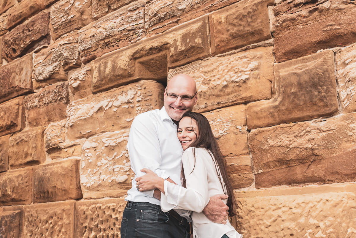 Alice e Steffen durante o ensaio de pre wedding nas ruínas do castelo Hohenrechberg, na cidade de Schwäbisch Gmünd, na Alemanha, pela fotógrafa Fabiana Bomfim