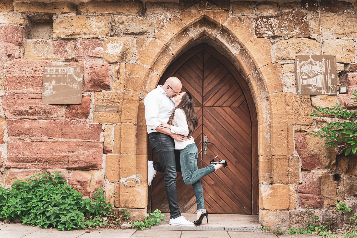 Alice e Steffen durante o ensaio de pre wedding nas ruínas do castelo Hohenrechberg, na cidade de Schwäbisch Gmünd, na Alemanha, pela fotógrafa Fabiana Bomfim