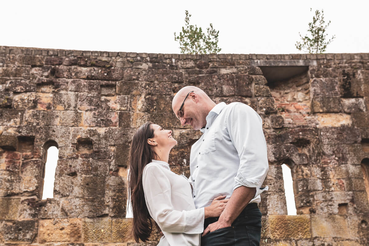 Alice e Steffen durante o ensaio de pre wedding nas ruínas do castelo Hohenrechberg, na cidade de Schwäbisch Gmünd, na Alemanha, pela fotógrafa Fabiana Bomfim