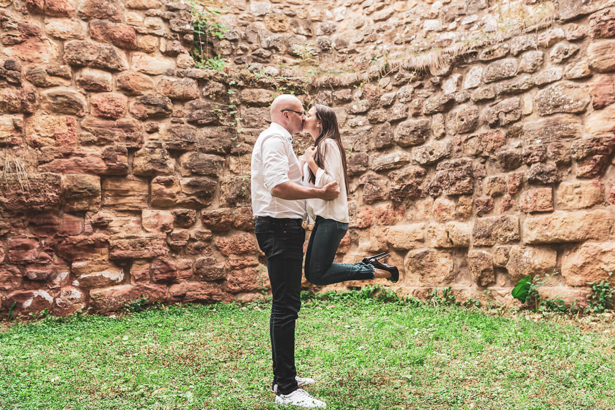 Alice e Steffen durante o ensaio de pre wedding nas ruínas do castelo Hohenrechberg, na cidade de Schwäbisch Gmünd, na Alemanha, pela fotógrafa Fabiana Bomfim