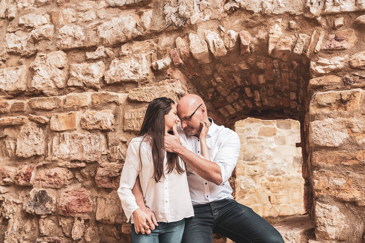Alice e Steffen durante o ensaio de pre wedding nas ruínas do castelo Hohenrechberg, na cidade de Schwäbisch Gmünd, na Alemanha, pela fotógrafa Fabiana Bomfim