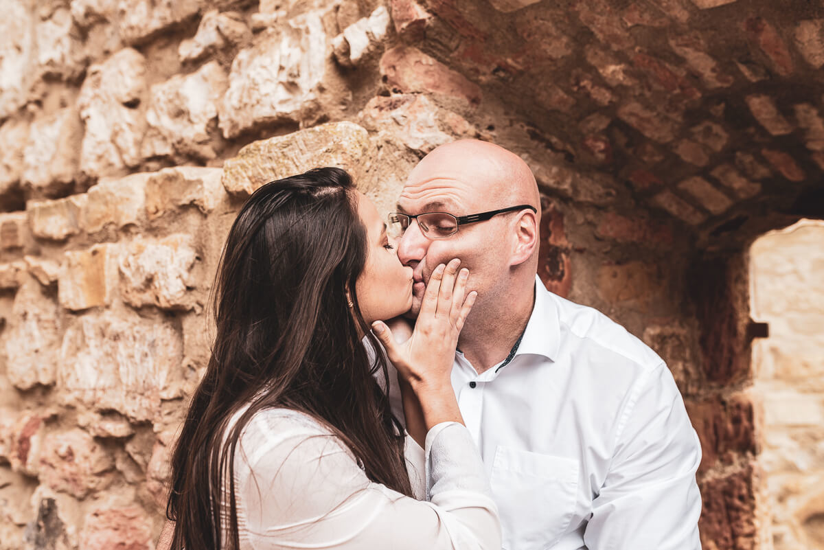 Alice e Steffen durante o ensaio de pre wedding nas ruínas do castelo Hohenrechberg, na cidade de Schwäbisch Gmünd, na Alemanha, pela fotógrafa Fabiana Bomfim