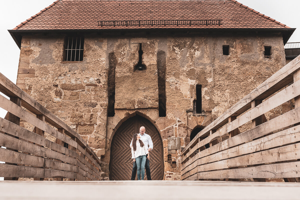 Alice e Steffen durante o ensaio de pre wedding nas ruínas do castelo Hohenrechberg, na cidade de Schwäbisch Gmünd, na Alemanha, pela fotógrafa Fabiana Bomfim