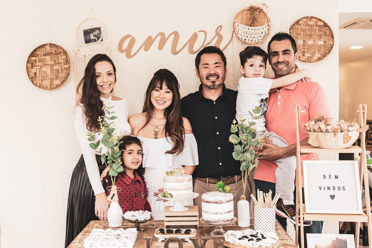 Silvinha e Luis com seus convidados no chá de bebençãos do Benício, na Barra da Tijuca, pela fotógrafa Fabiana Bomfim.