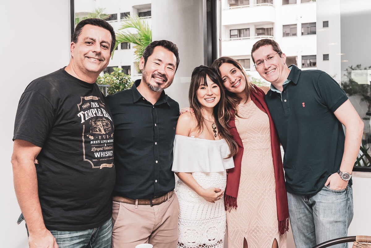 Silvinha e Luis com seus convidados no chá de bebençãos do Benício, na Barra da Tijuca, pela fotógrafa Fabiana Bomfim.