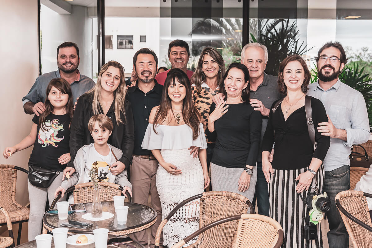 Silvinha e Luis com seus convidados no chá de bebençãos do Benício, na Barra da Tijuca, pela fotógrafa Fabiana Bomfim.