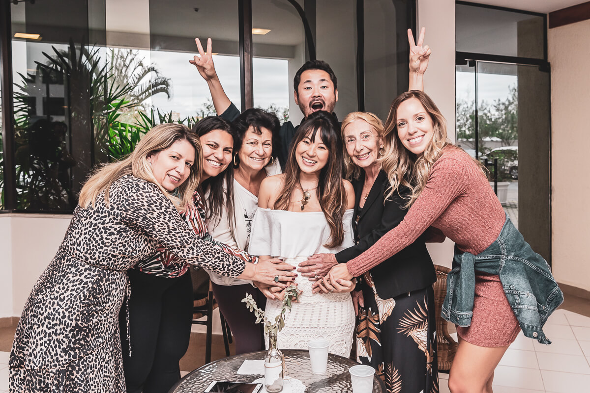 Silvinha e Luis com seus convidados no chá de bebençãos do Benício, na Barra da Tijuca, pela fotógrafa Fabiana Bomfim.