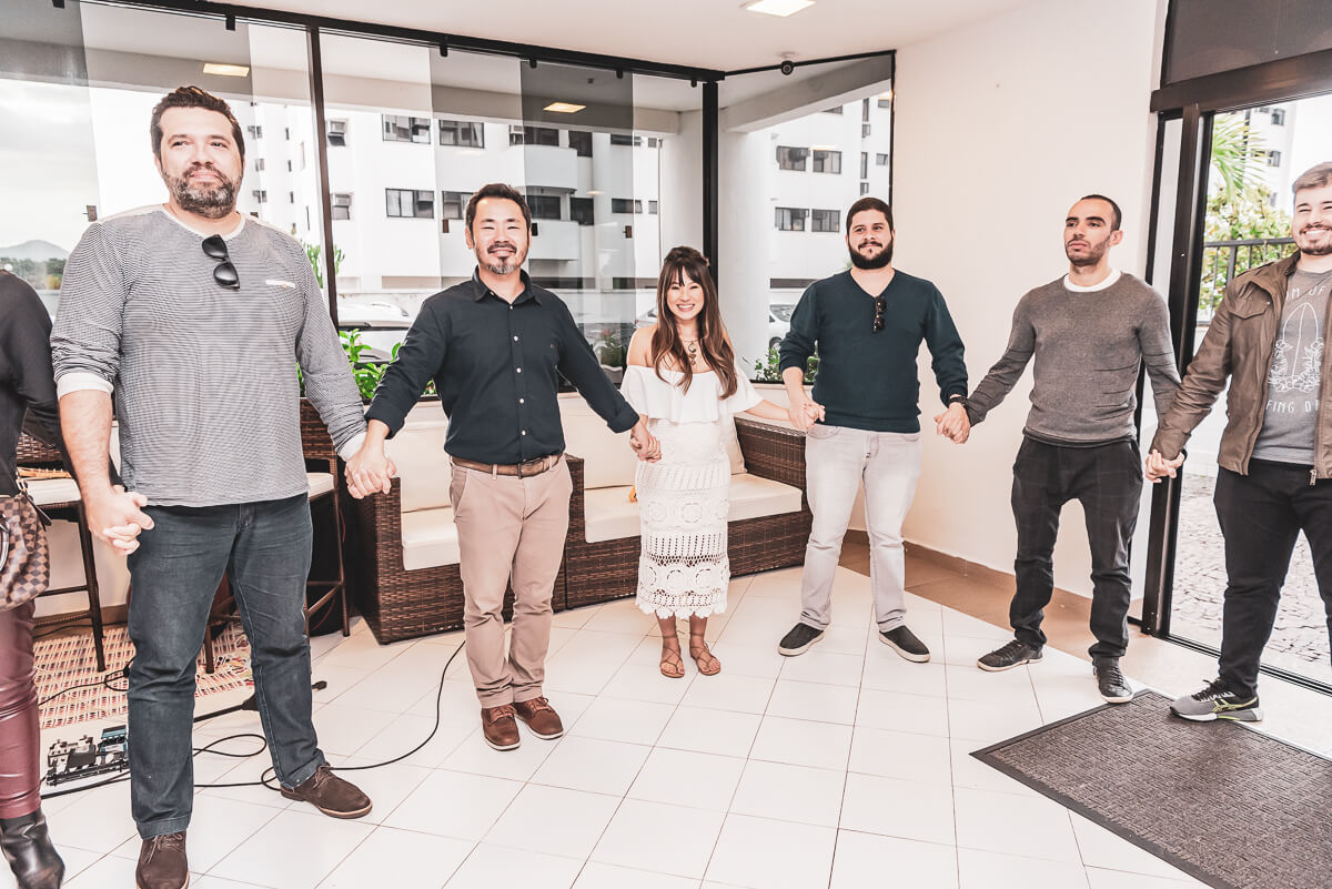 Silvinha e Luis com seus convidados no chá de bebençãos do Benício, na Barra da Tijuca, pela fotógrafa Fabiana Bomfim.