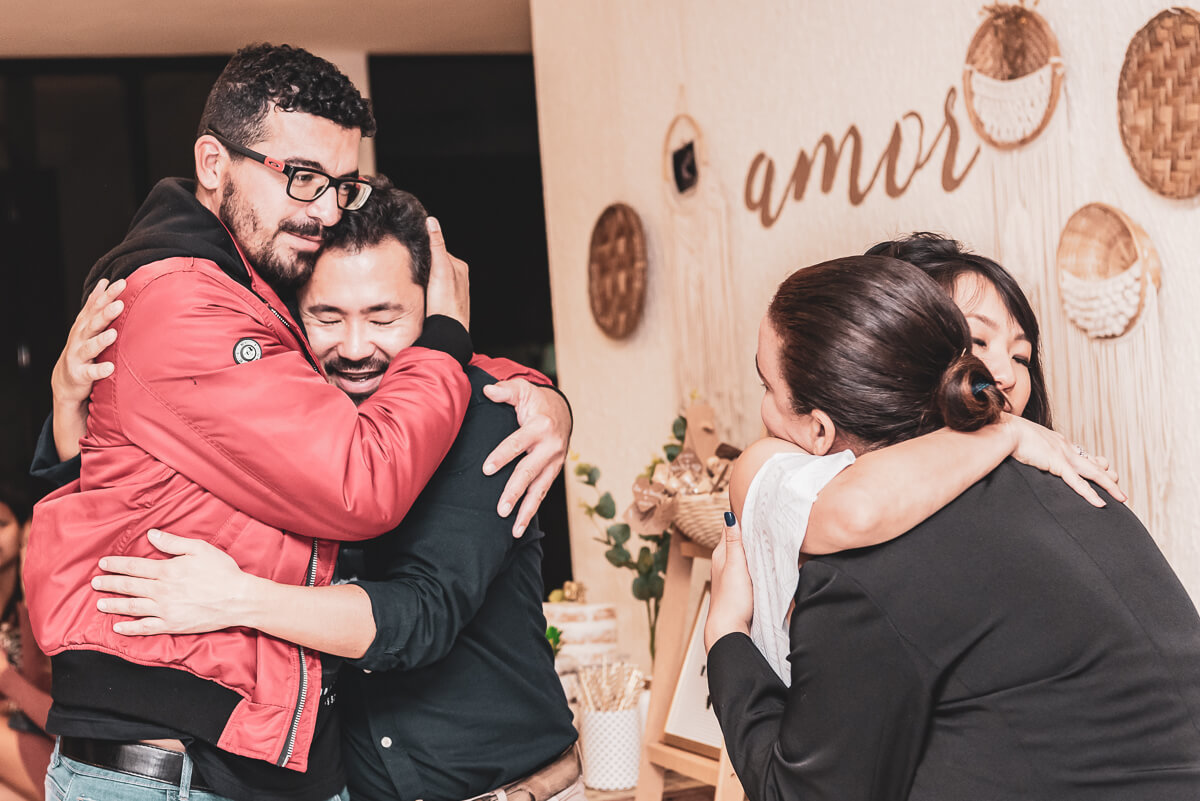 Silvinha e Luis com seus convidados no chá de bebençãos do Benício, na Barra da Tijuca, pela fotógrafa Fabiana Bomfim.
