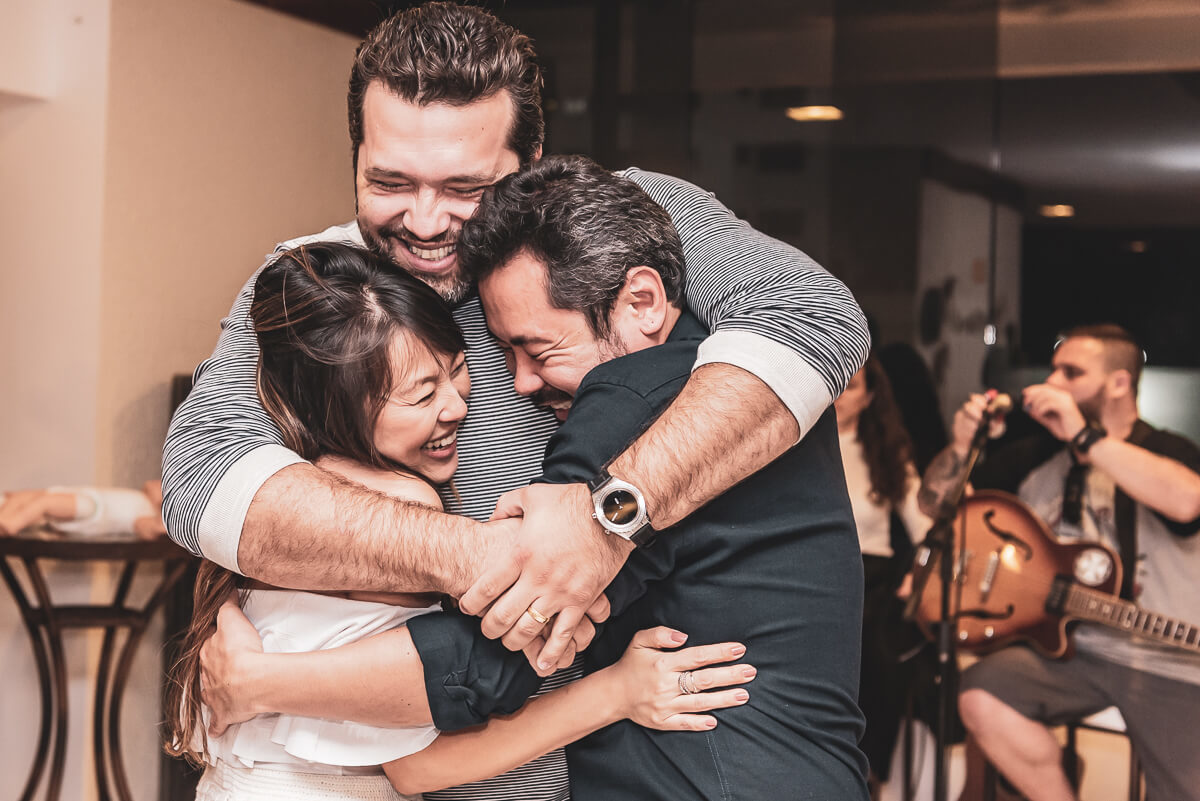 Silvinha e Luis com seus convidados no chá de bebençãos do Benício, na Barra da Tijuca, pela fotógrafa Fabiana Bomfim.